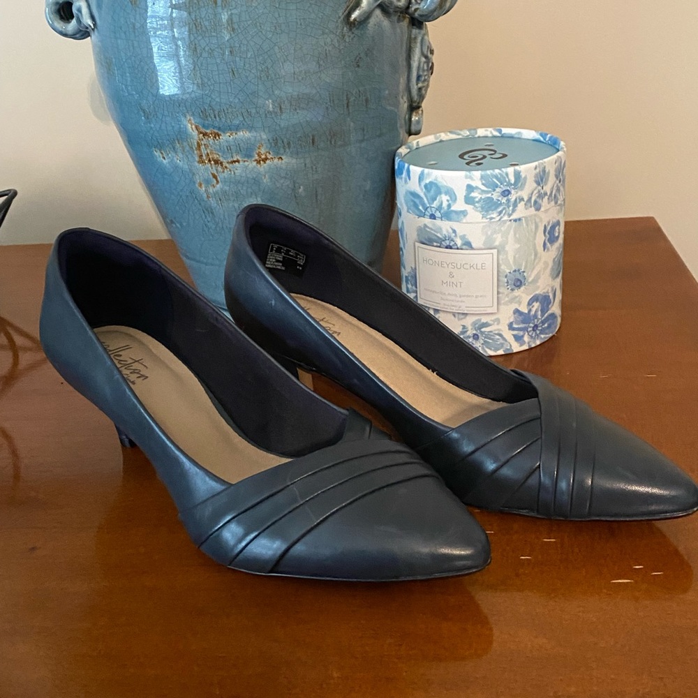 Clarks Navy Blue kitten heels 81/2